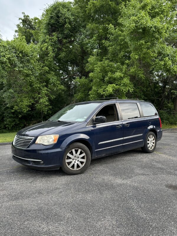 2012 Chrysler Town & Country Touring's photo