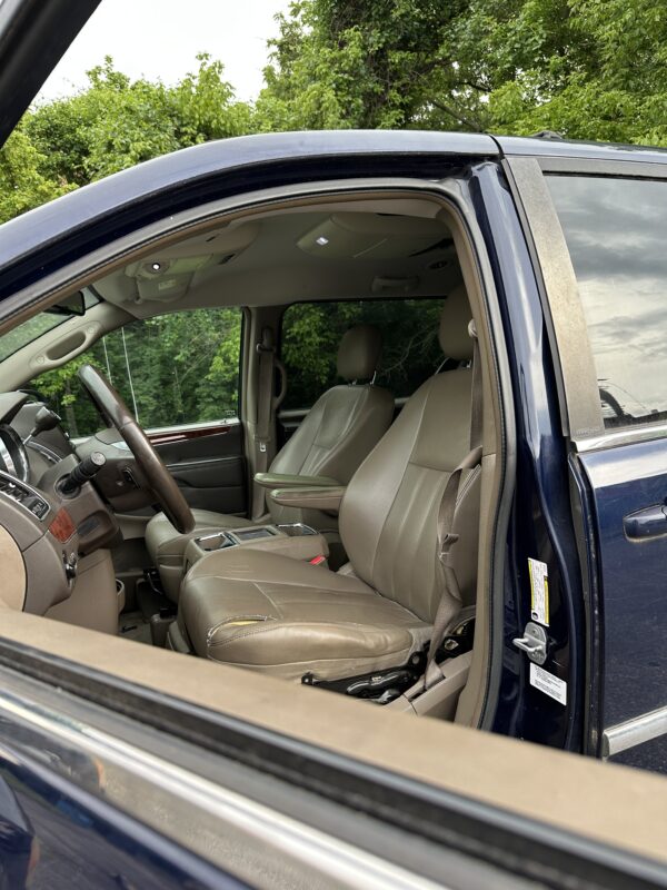 2012 Chrysler Town & Country Touring - Photo 9