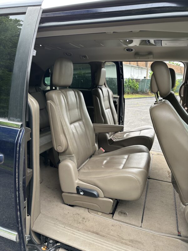 2012 Chrysler Town & Country Touring - Photo 10