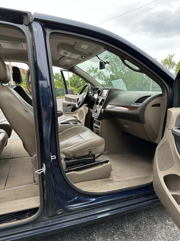 2012 Chrysler Town & Country Touring - Photo 12